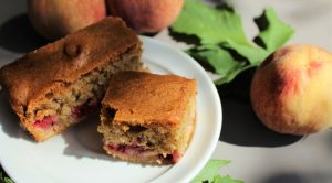 Délicimô ! - Recette du Gâteau Moelleux Pêches de Vigne Framboise et Vanille - www.delicimo.fr