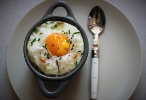 Délicimô ! - Recette Oeuf cocotte fondue de poireaux lardons - www.delicimo.fr