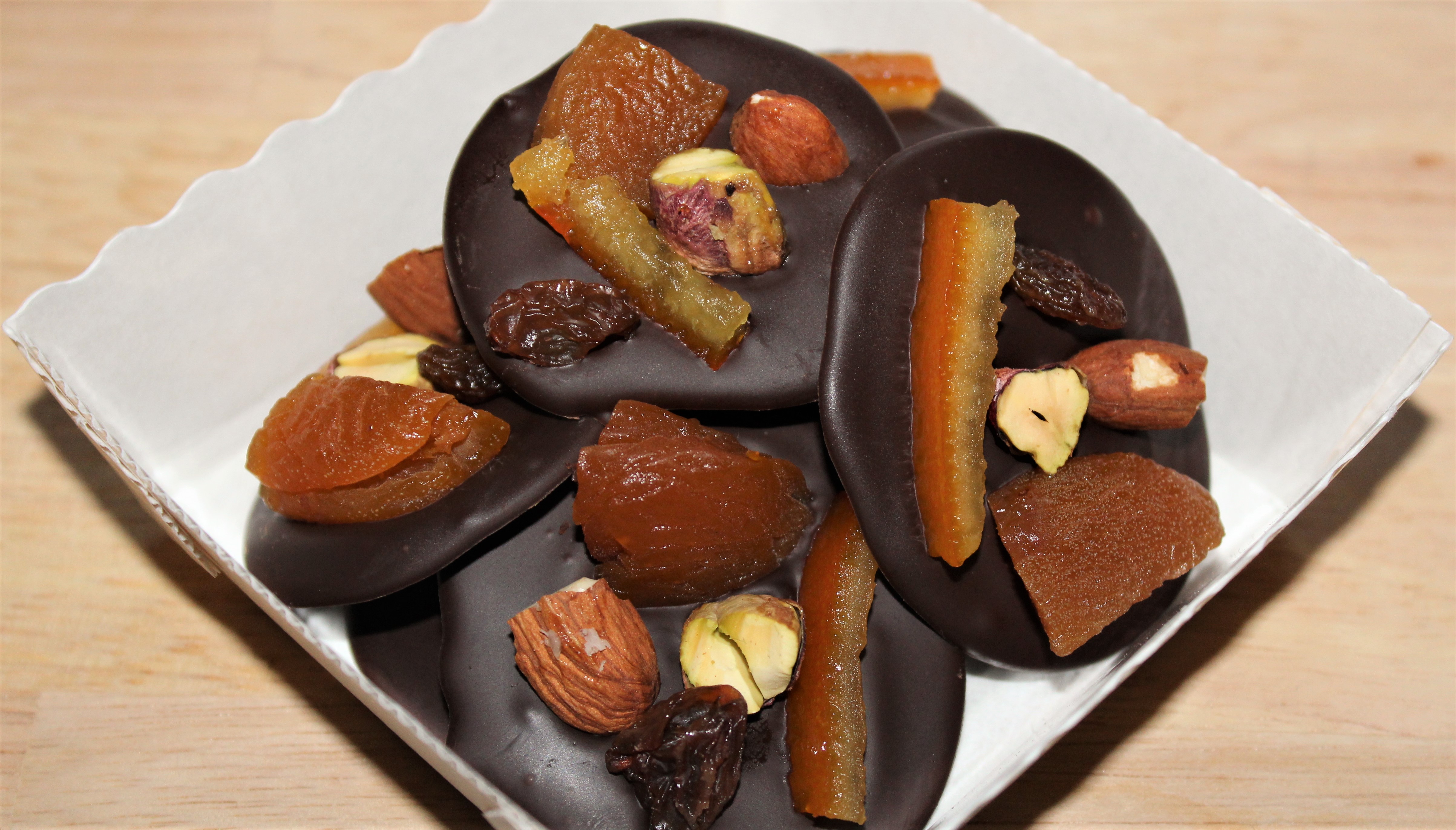 Mendiants au Chocolat : Abricots, Amandes, Oranges, Pistaches, Raisins