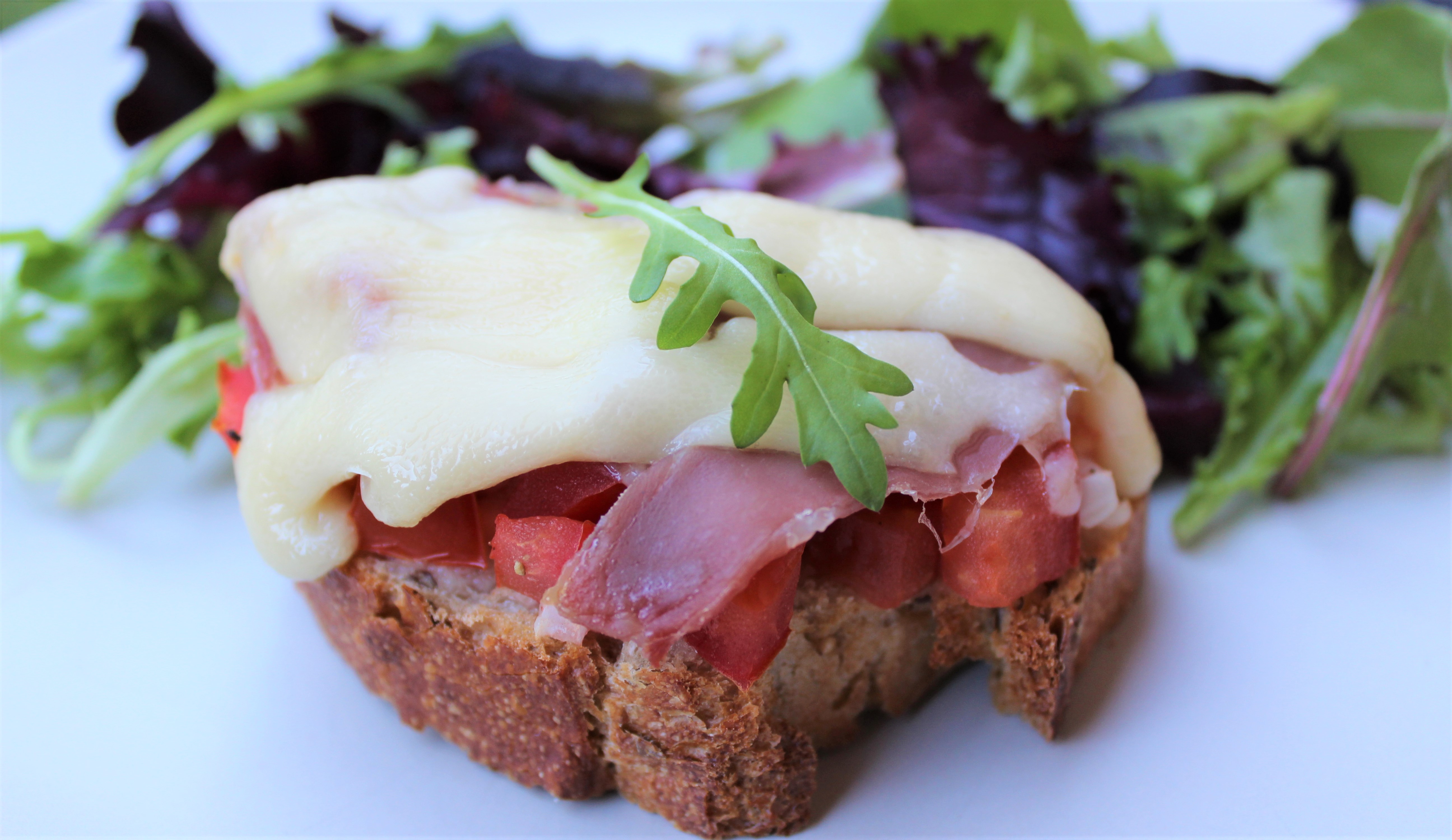 Bruschetta : Tomates, Oignons, Jambon de Pays et Gruyère