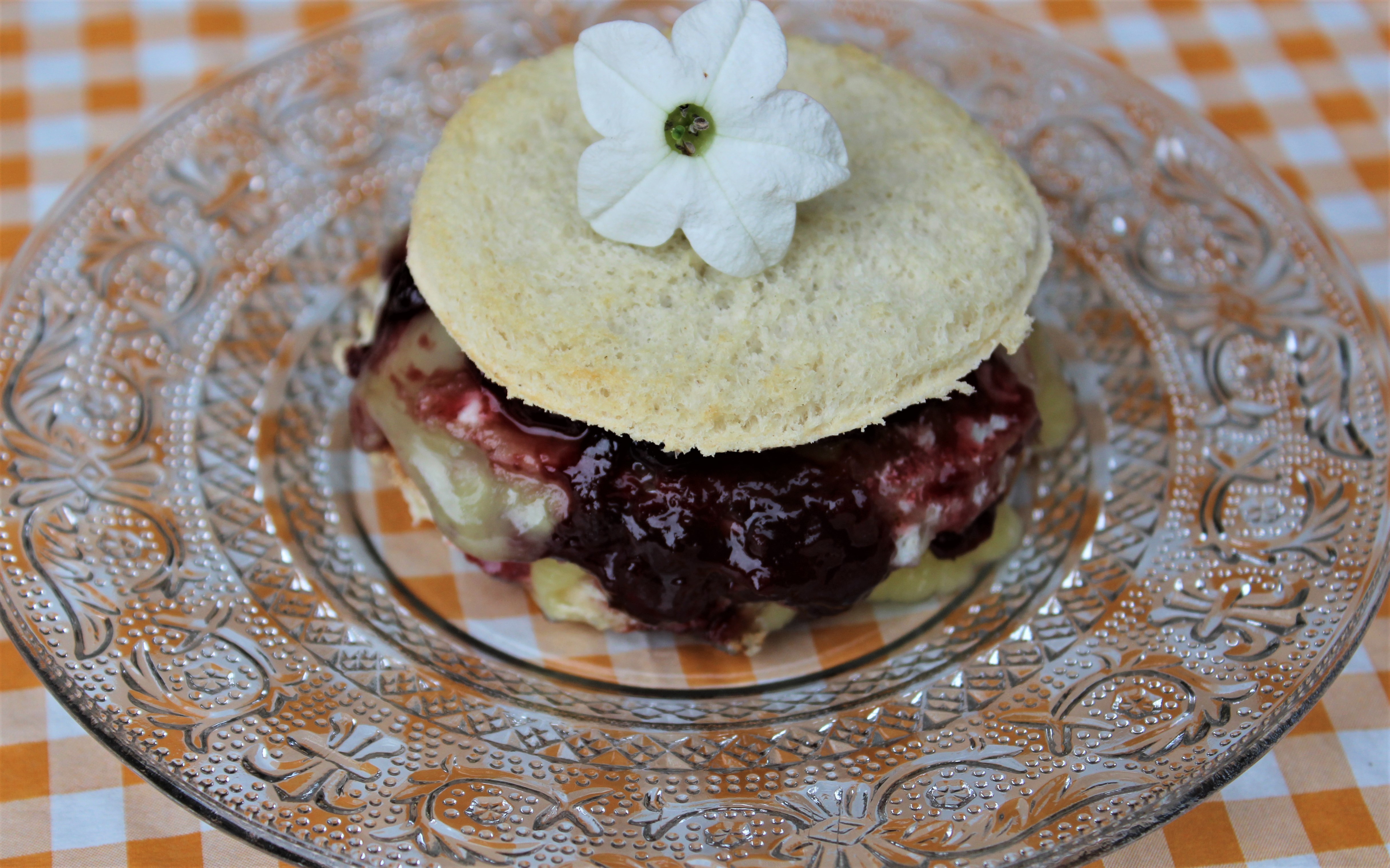 Millefeuille de Rocamadour à la Confiture de Cerises