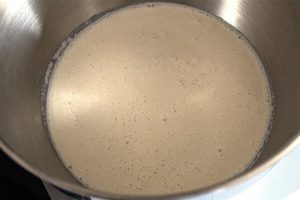 Ajouter la crème fraîche dans le bol du robot ou dans le saladier - Recette Beurre Maison Pas à Pas - Délicimô www.delicimo.fr