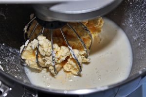 Au bout d'un petit moment, la crème va se dédoubler : le gras (le beurre) et le petit lait - Recette Beurre Maison Pas à Pas - Délicimô www.delicimo.fr