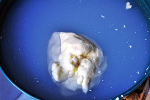Rincer le beurre dans l'eau très froide (si possible avec des glaçon) pour en retirer le restes de petit lait - Recette Beurre Maison Pas à Pas - Délicimô www.delicimo.fr