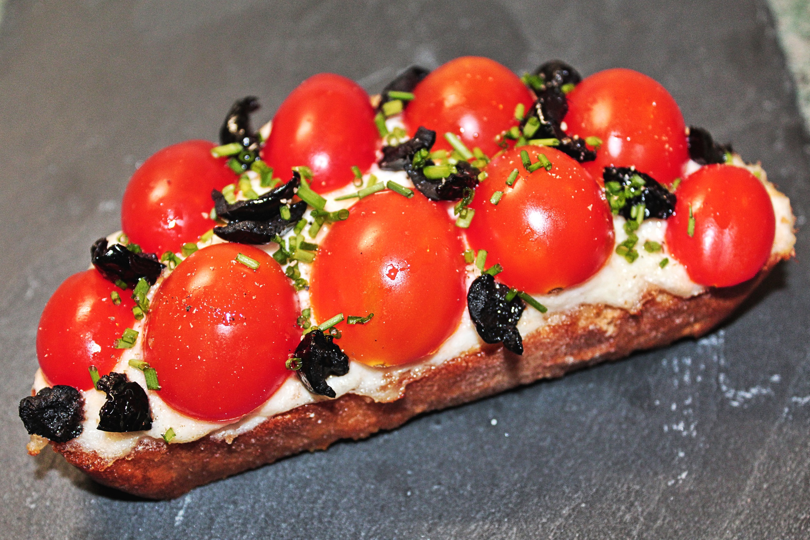 Bruschetta : Brandade de Morue, Tomates et Olives