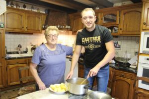 Yannick, fondateur du blog culinaire Délicimô avec sa grand-mère Irène Benoit originaire de Brassac (Tarn) - www.delicimo.fr