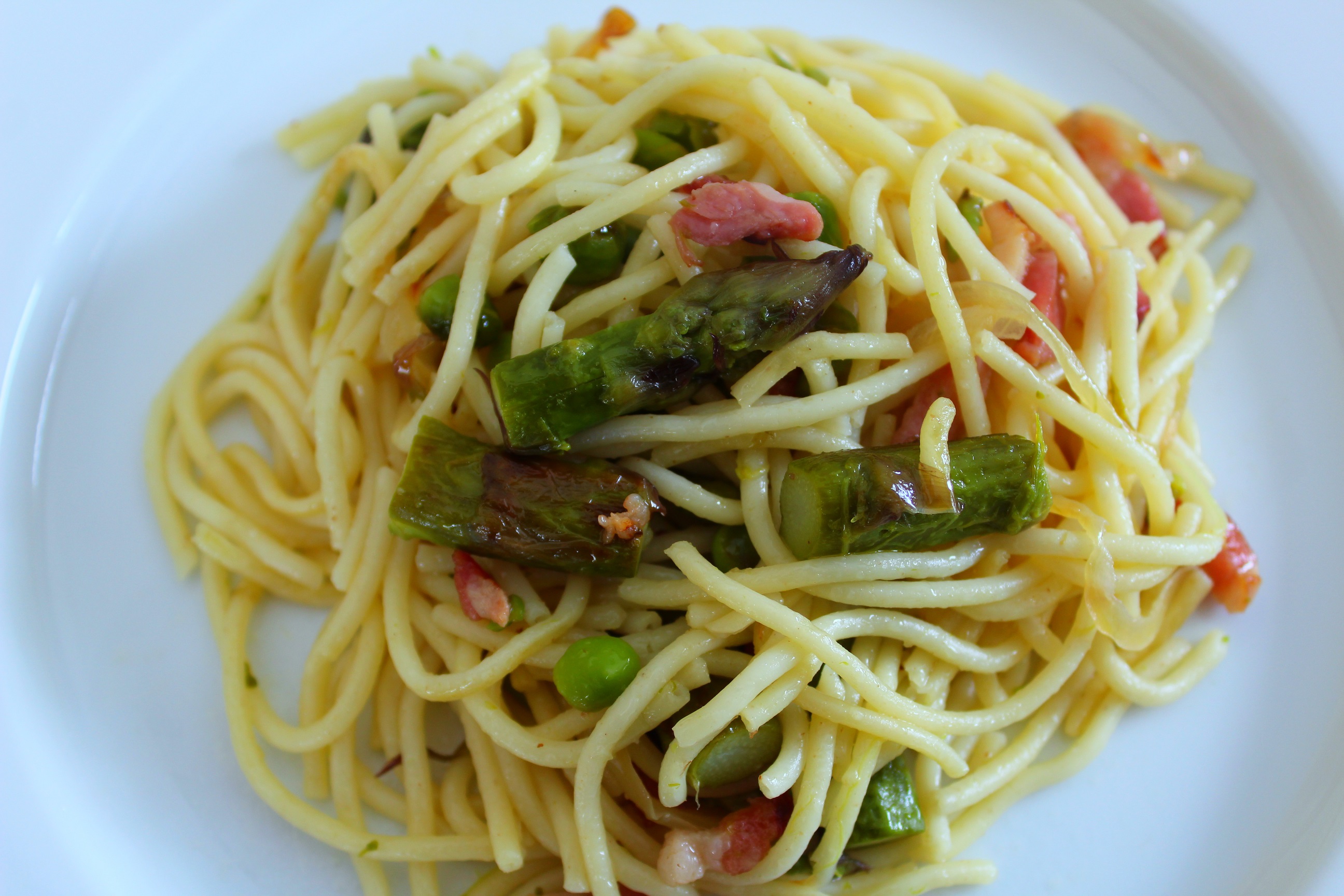 Poêlée de Spaghettis aux Asperges Vertes, Petits Pois et Lardons