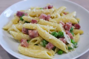 Délicimô ! - Recette des Pâtes Penne aux Petits-Pois, Jambon et Parmesan - www.delicimo.fr