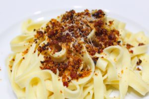 Délicimô ! - Recette des Pâtes Tagliatelles au Crumble de Chorizo - www.delicimo.fr