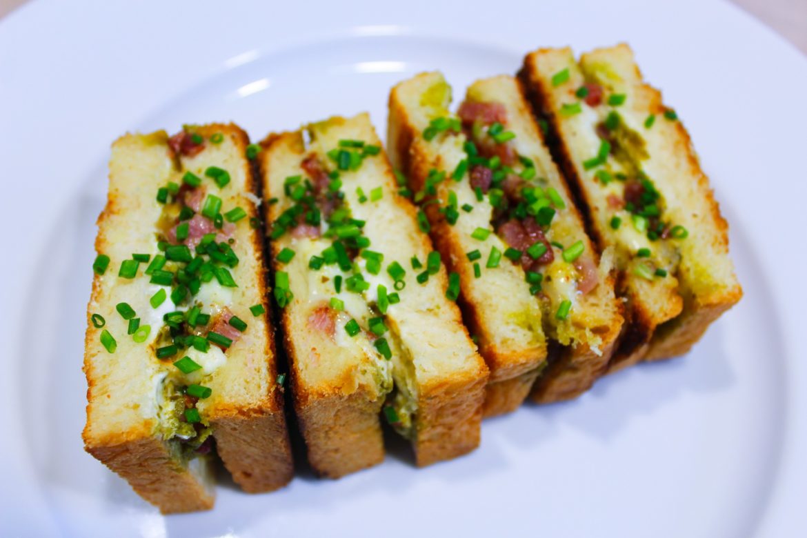 Croque-Monsieur Lardons, Mozzarella et Pesto