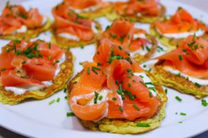 Délicimô ! - Recette des Authentiques et Traditionnelles Blinis de Pommes de Terre, Crème Acidulée et Saumon ou Truite Fumé – Cyril Lignac – Emission Tous en Cuisine sur M6 - Fait Maison - Pas à pas - Etape par étape - Yannick Rolland - www.delicimo.fr