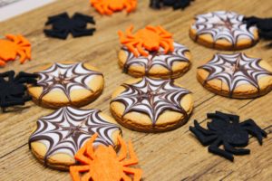 Délicimô ! - Recette des Authentiques et Traditionnels Biscuits Toile d’Araignée spécial Halloween – Chocolat Glaçage Royal – Fait Maison - Pas à pas - Etape par étape - Yannick Rolland - www.delicimo.fr