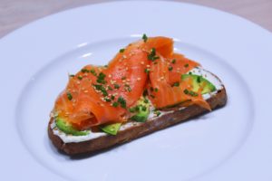 Délicimô ! - Recette de l'Authentique et Traditionnelle Tartine au Fromage Frais Saumon Avocat - Fait Maison – Pas à pas - Etape par étape - Yannick Rolland - www.delicimo.fr