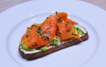 Délicimô ! - Recette de l'Authentique et Traditionnelle Tartine au Fromage Frais Saumon Avocat - Fait Maison – Pas à pas - Etape par étape - Yannick Rolland - www.delicimo.fr