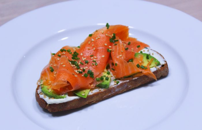 Délicimô ! - Recette de l'Authentique et Traditionnelle Tartine au Fromage Frais Saumon Avocat - Fait Maison – Pas à pas - Etape par étape - Yannick Rolland - www.delicimo.fr